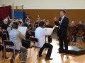 Die Neue Lausitzer Philharmonie unter Leitung von E. Stier zum Konzert in unserer Grundschule